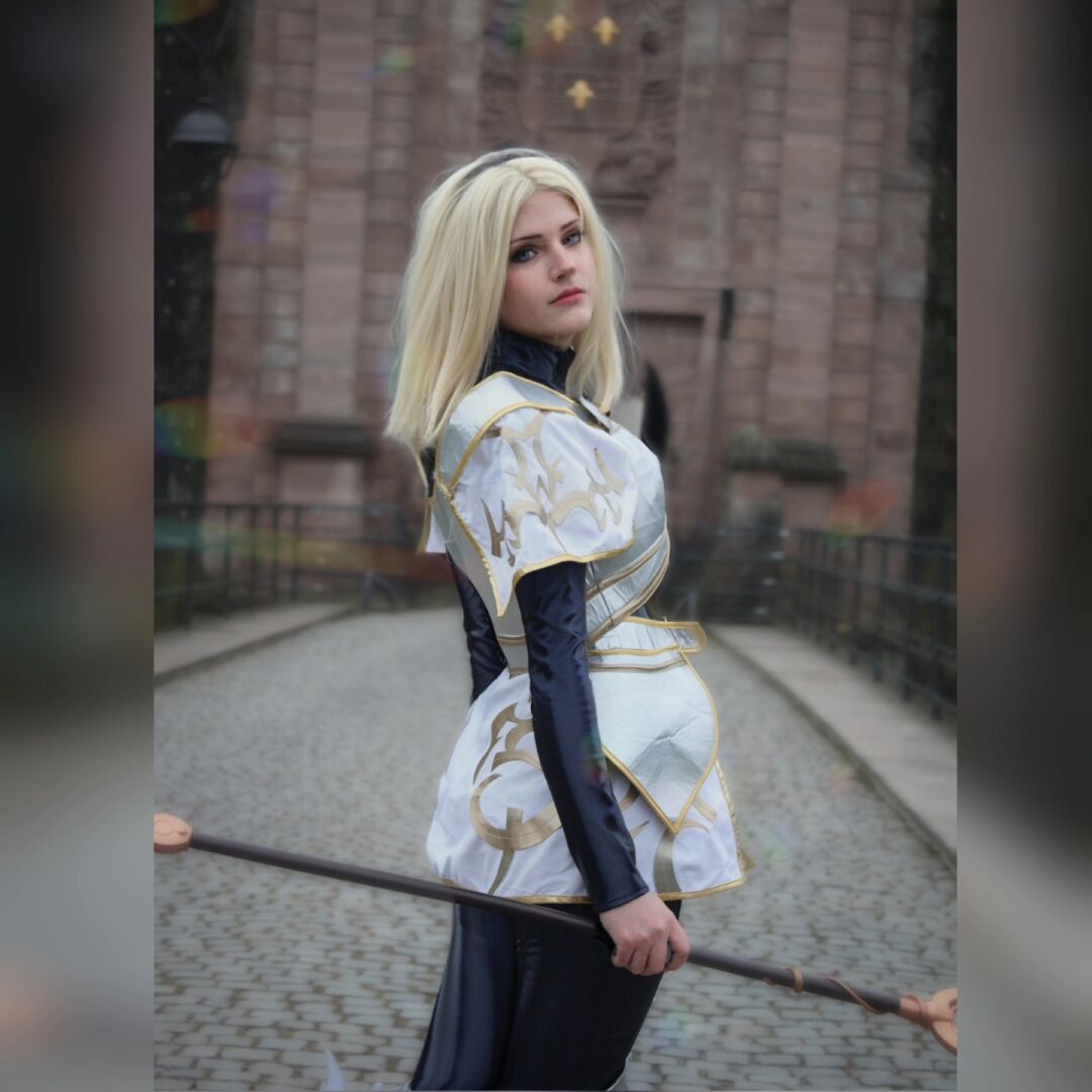 «Тебе явно нужны объятия… но можно я зажму нос?» Персонаж: Luxanna Из: @leagueoflegends @leagueoflegendsfr Косплей от: @rolecosplaycostume Фото: @sylferion Оруж
