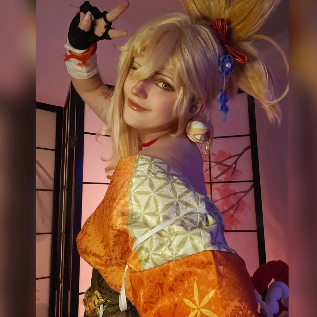 «Фейерверки — это на сейчас, а друзья — навсегда» 🎆 Персонаж: Ёимия Из: Genshin Impact Косплей: @cosplaysky_fr Фотограф (2&3): @noixbeeuh С париком было ДЕЙСТВИ