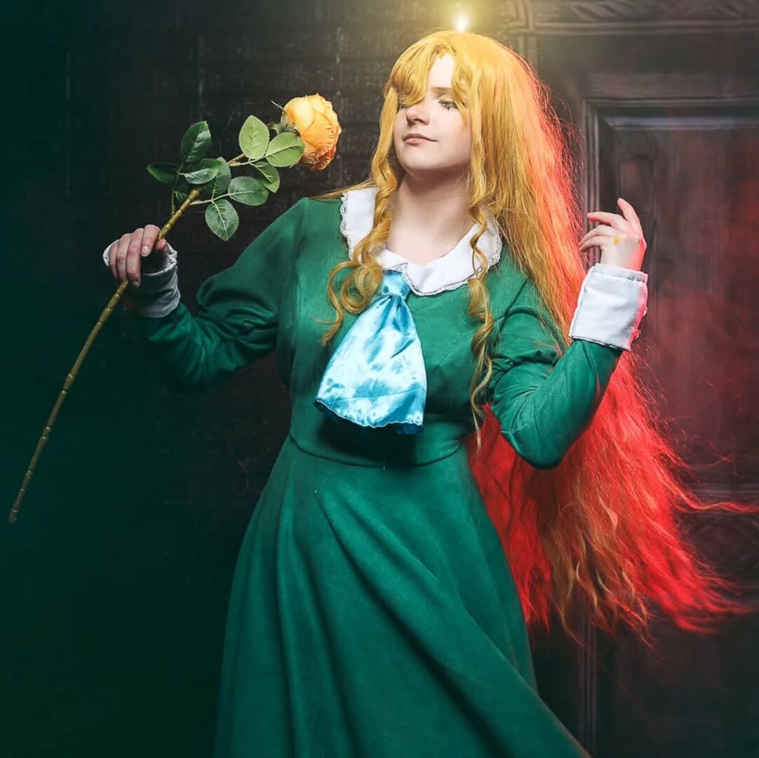 🌼«Ib, ты ведь выберешь меня... правда?» 🖼️ Персонаж: Мэри Из: IB Косплей хендмейд Фотограф: @pmdphotograph Конвент: @sfconnexion - Первый полностью хендмейдный 