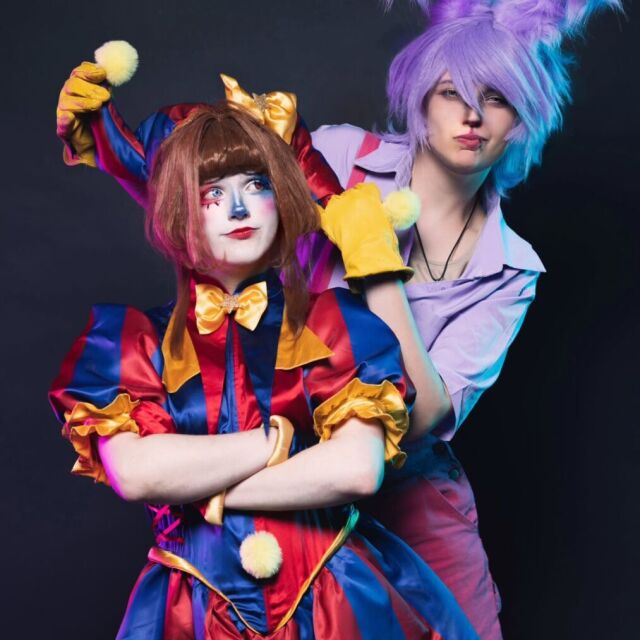 "Дамы вперёд. А, стоп, зачем я это сказала?" Pomni: @lurixx.cos Jax: @biums__ Photographer: @shashin