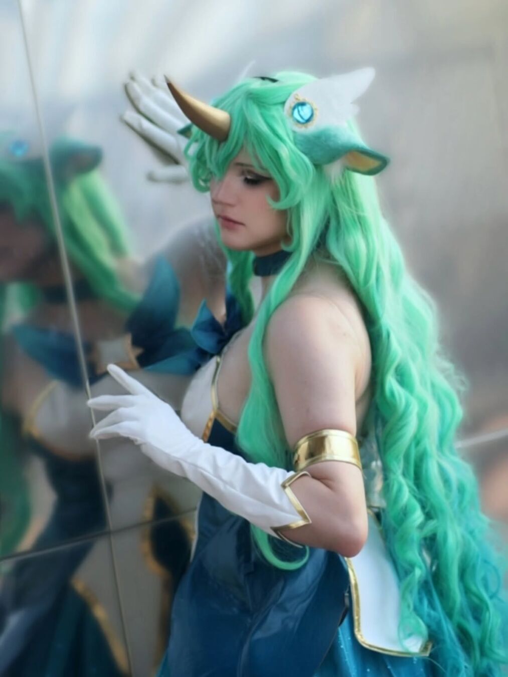"𝓐 𝓷𝓮𝔀 𝓪𝓰𝓮 𝓬𝓪𝓷𝓷𝓸𝓽 𝓫𝓮𝓰𝓲𝓷... 𝓾𝓷𝓽𝓲𝓵 𝓽𝓱𝓮 𝓸𝓵𝓭 𝓸𝓷𝓮 𝓮𝓷𝓭𝓼." Персонаж: Сорака Из: @leagueoflegends Косплей от @uwowo.cosplay Фотограф: @biums