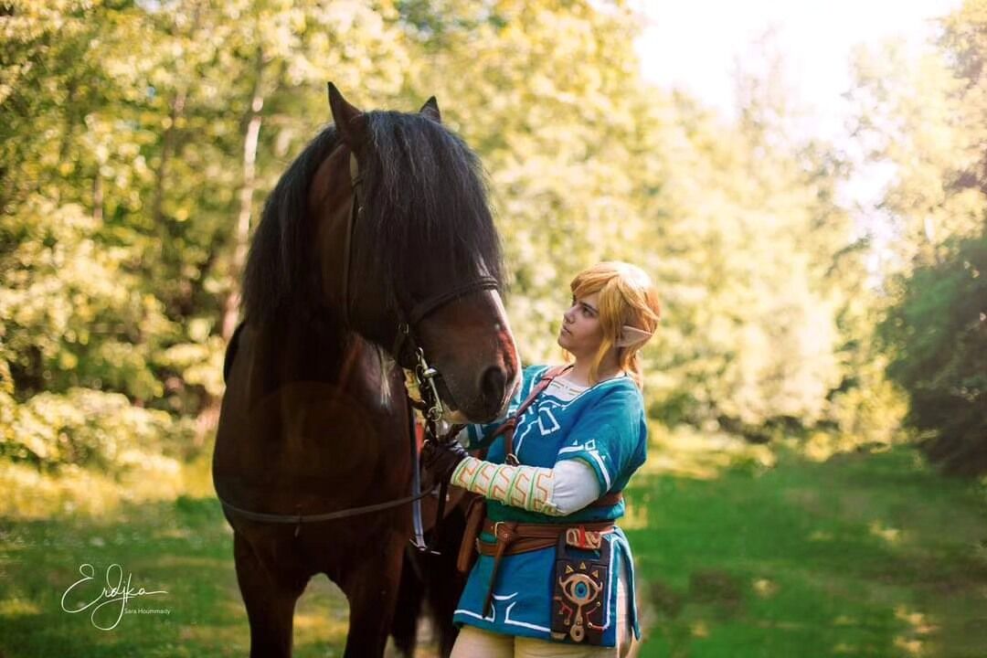 С днём выхода Tears of the Kingdom! Сиквел BotW вышел — идеальный повод выложить сегодня косплей Линка :) Фотограф: @erdjka Хозяйка лошади, помощь и советы: Вио