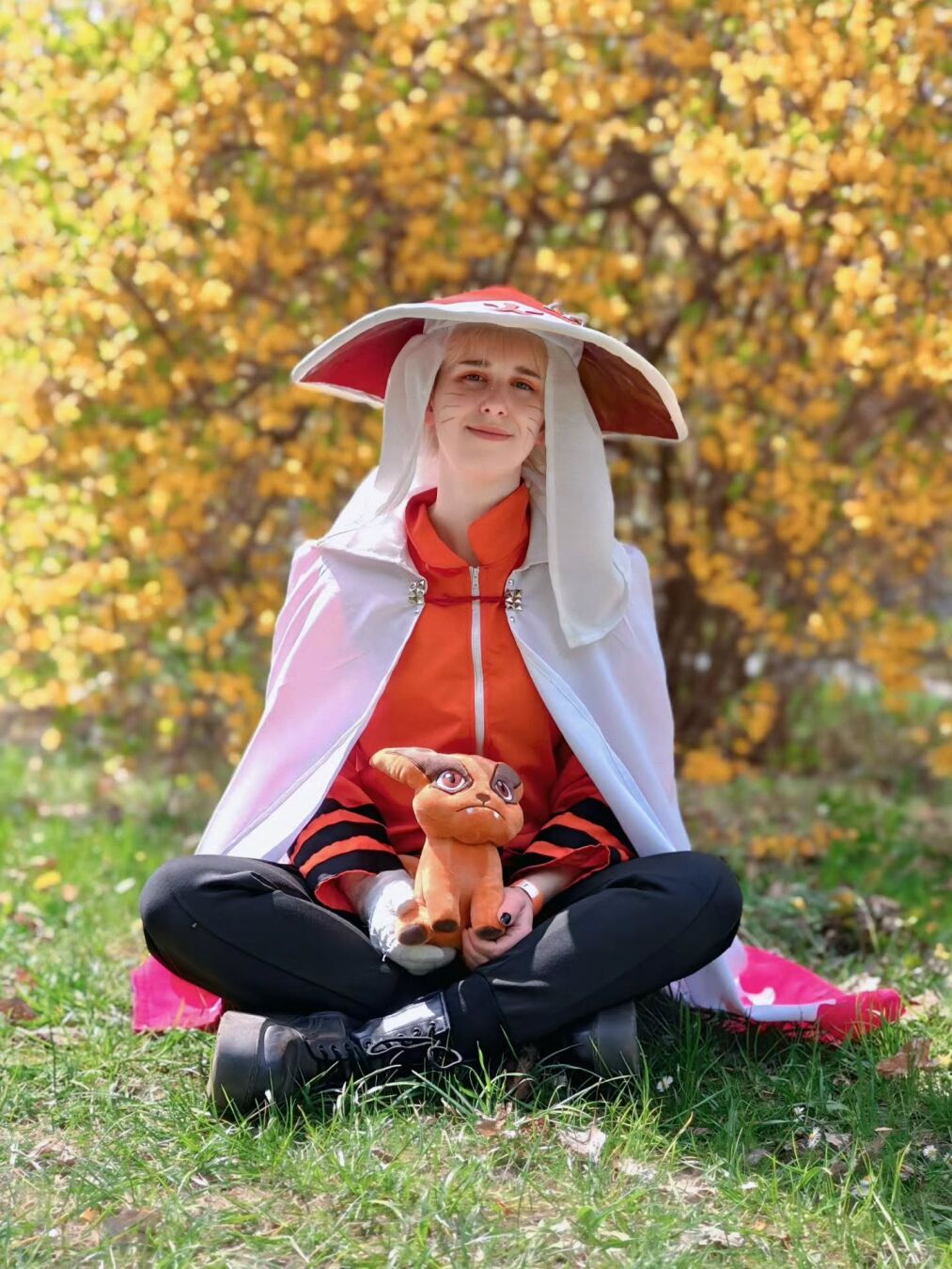 Знаете что, эта шапка хокаге глушит звуки xD 📸 Мой увушный Саскэ @lavender.milky 🧡 🍜 🍜 🍜 #НарутоКосплей #НарутоХокаге #НарутоУзумаки #НарутоУзумакиКосплей #Кура