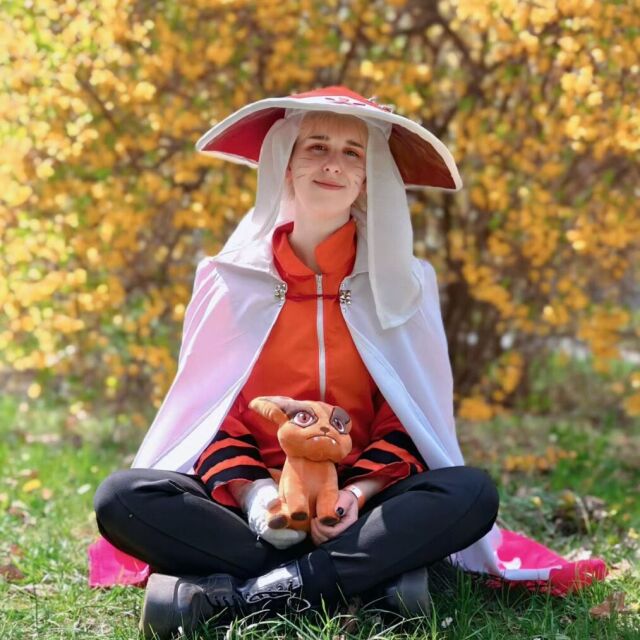 Знаете что, эта шапка хокаге глушит звуки xD 📸 Мой увушный Саскэ @lavender.milky 🧡 🍜 🍜 🍜 #НарутоКосп