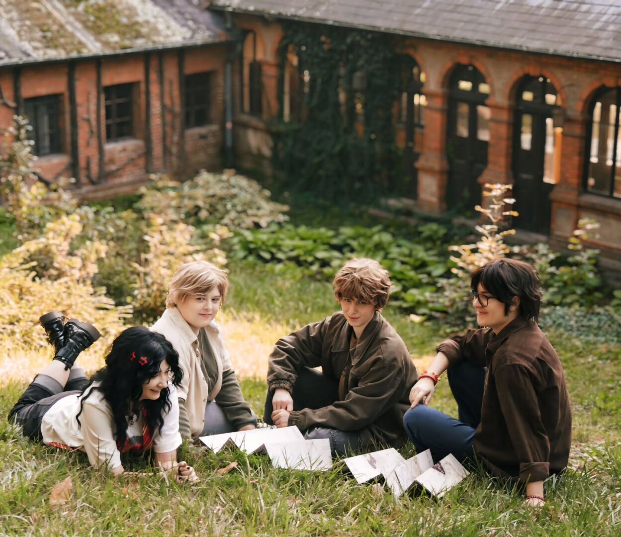 #MARAUDERS || 🌟 У Ремуса такой взгляд, будто он просит карту о милосердии. Что случилось, Муни? Мы тебя утомили? 🐺 Ремус: @flashy_deano 🐭 Питер: @sakikokku 🐶 Си