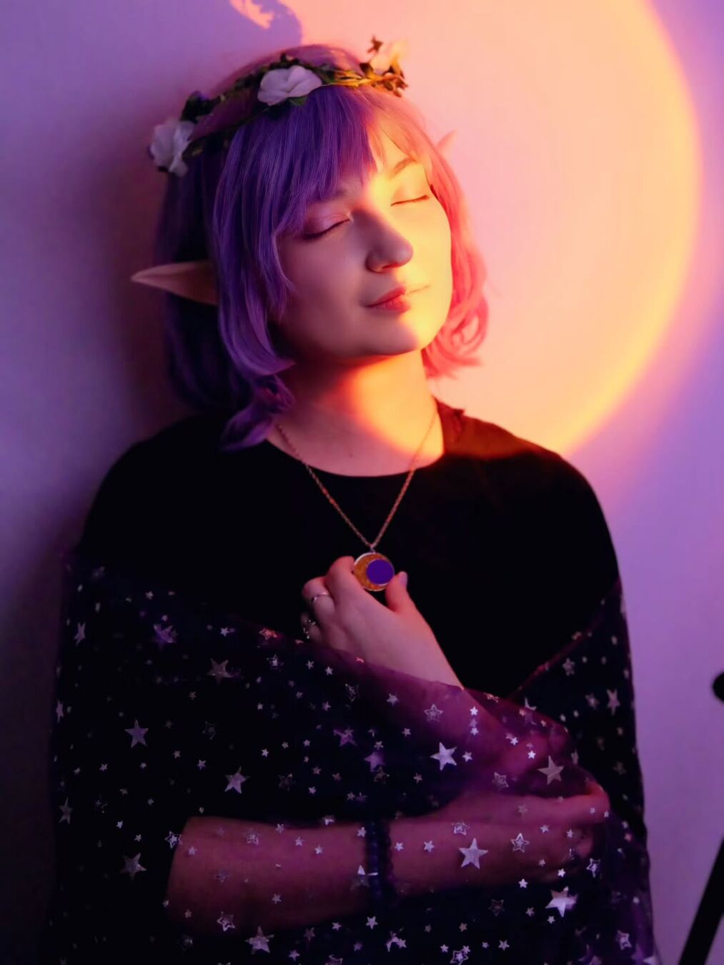 Дальше Амити и волшебная лампочка от @kuru.sap 🤣🔮 Красивый эффект, правда? Мне тоже надо такую раздобыть для будущих фото, хотя сделать из неё ореол не так-то п