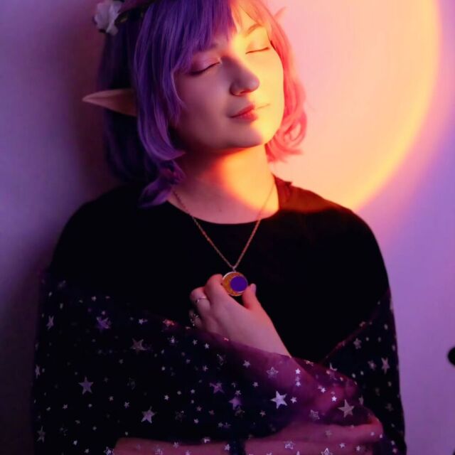 Дальше Амити и волшебная лампочка от @kuru.sap 🤣🔮 Красивый эффект, правда? Мне тоже надо такую раздо