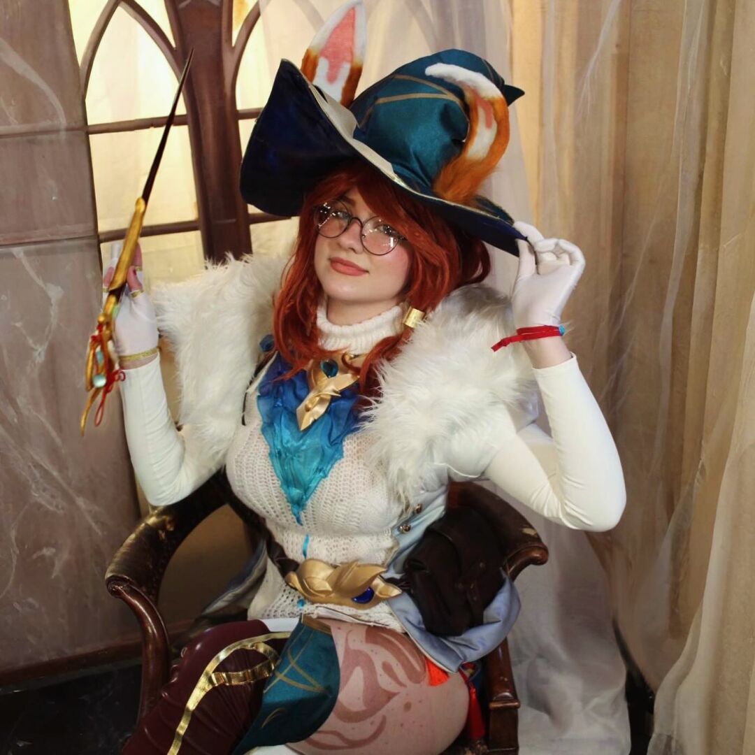 Отложено для изучения позже~ Какой ваш любимый чемпион в League? Решила выложить ещё милых снимков Авроры~ Ещё один прекрасный кадр от @renareila