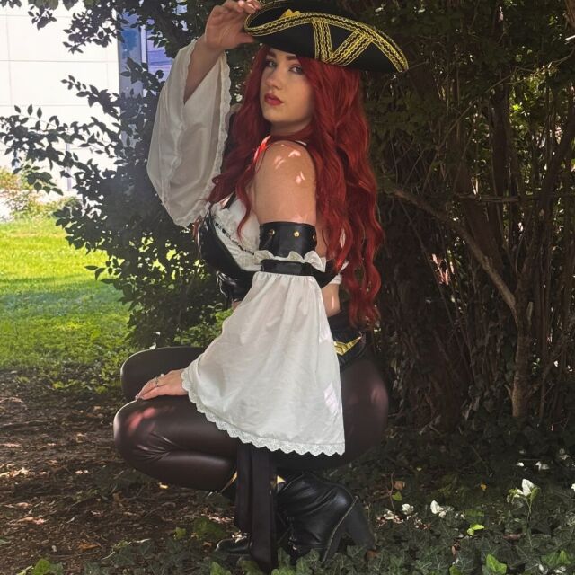 Фото @goldenbirdcosplay на Geniro Gram