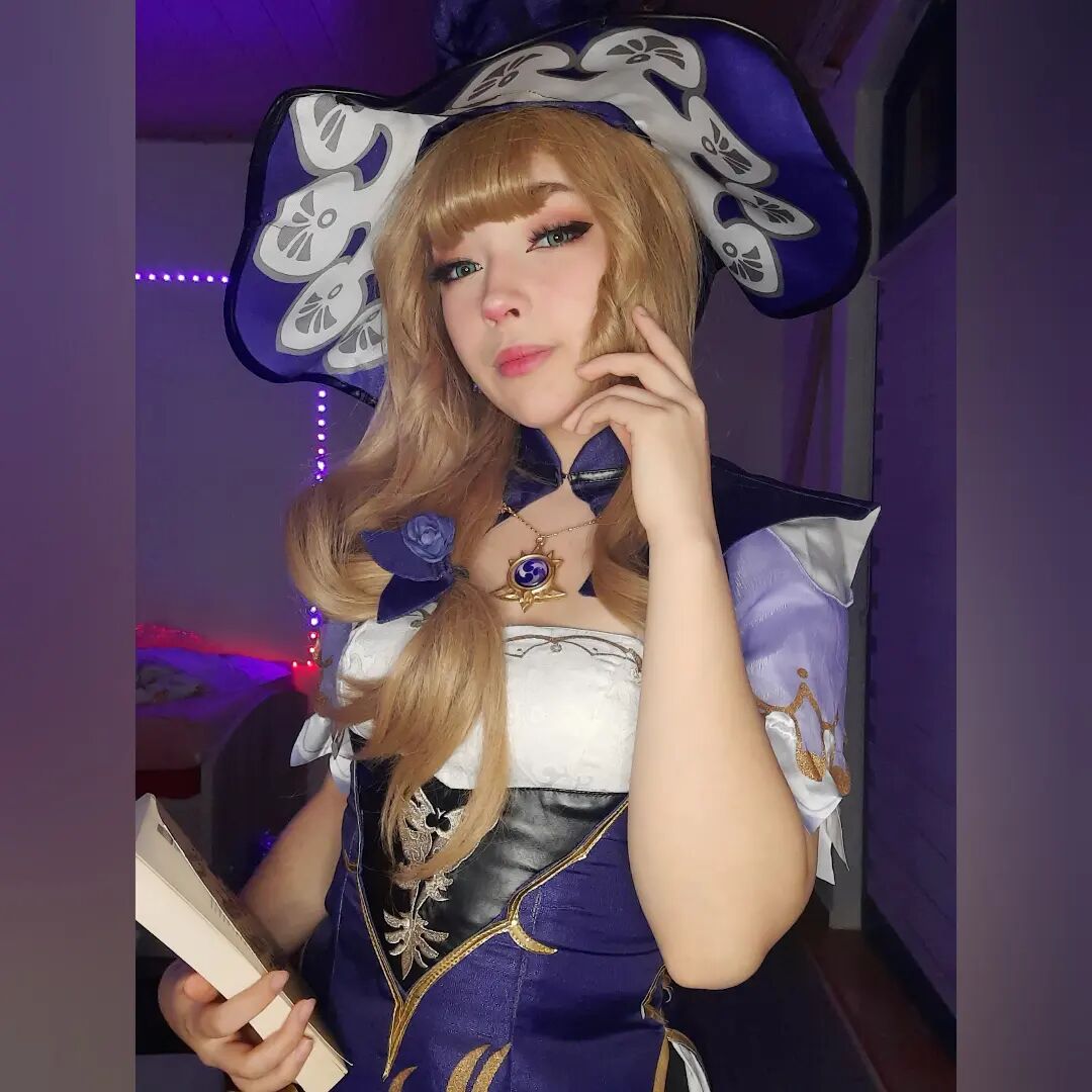 «Может, побудешь со мной немного... Работа подождёт.» -Лиза . . . . . Только заметила, что забыла хэштеги в прошлом посте 🥲 В общем, вот ещё один пост с Лизой, 