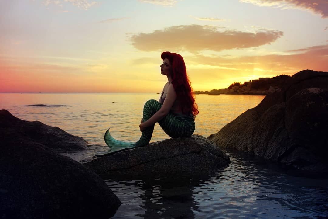 «Как бы я хотела стать частью того мира» ~ 🧜🐚 Ещё один снимок с этого лета! Обожаю его 💜 Пусть на фоне и не луна, но мне это точно напоминает обложку моей старо