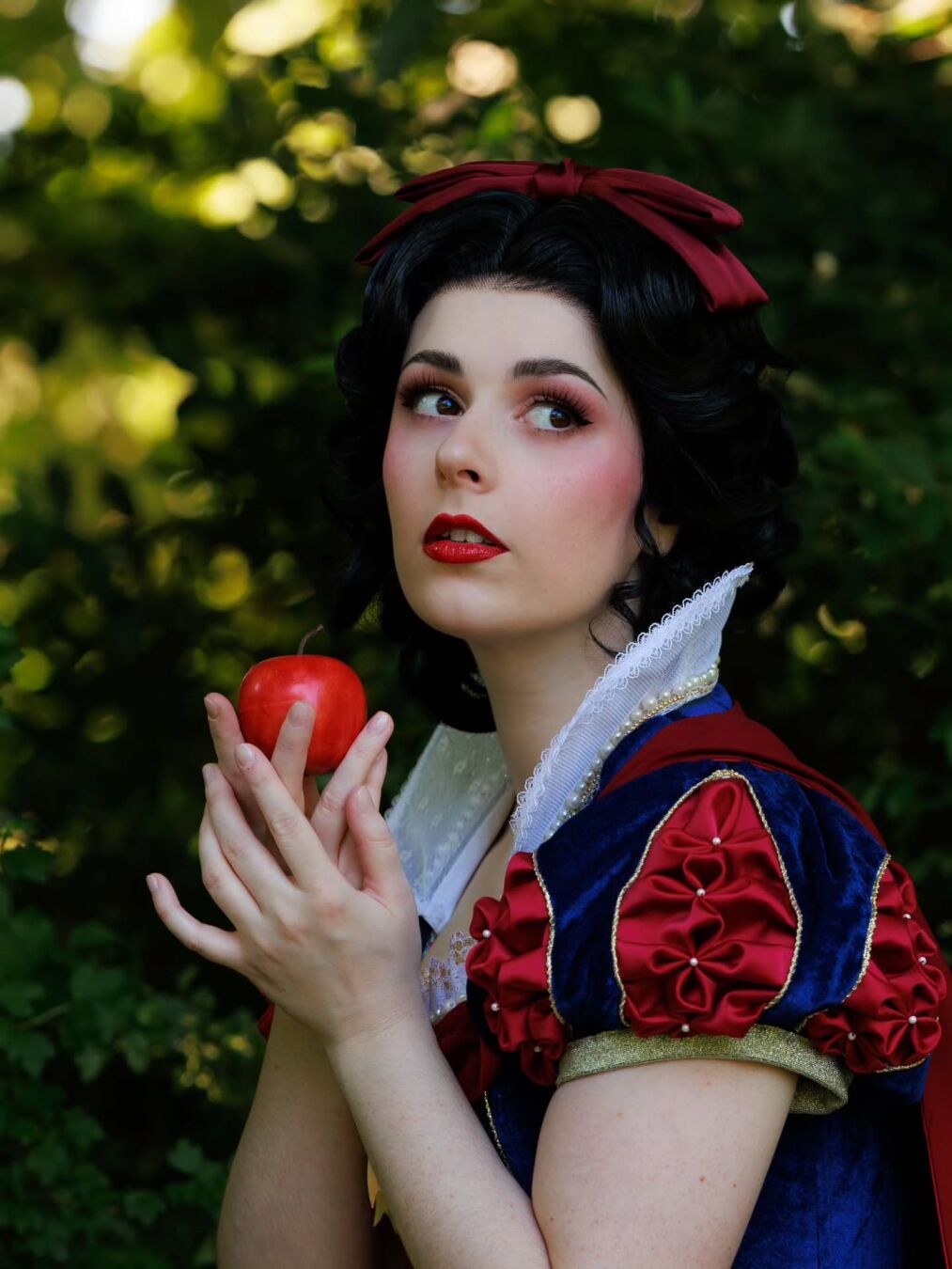 Идёт #НеделяПринцесс, так что подумала: отпразднуем этими снимками моего последнего костюма принцессы — а она, кстати, самая первая принцесса Disney 👑🍎 Фотограф