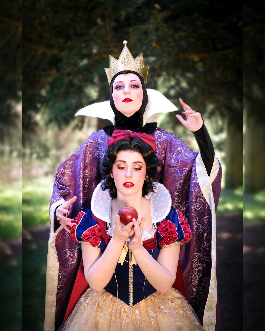 Свет мой, зеркальце, скажи… кто на свете всех милее 😈🍎 Пост не такой, как обычно ✨ На этот раз у нас была идея сделать съёмку-историю по «Белоснежке», с некотор