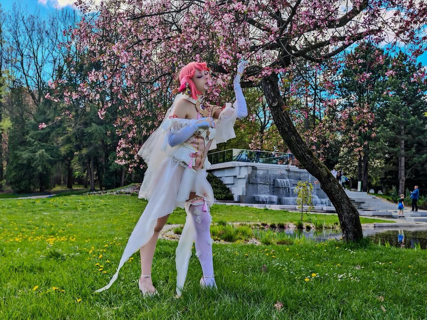 Сплетена из сакуры, звёздного света и запретной магии✨🌸 Фото: @orion_ks Модель: @kurai_no_yume Костюм: @uwowo.cosplay (автор: @_princess_ailish_ ) Теги: #ЭйМико