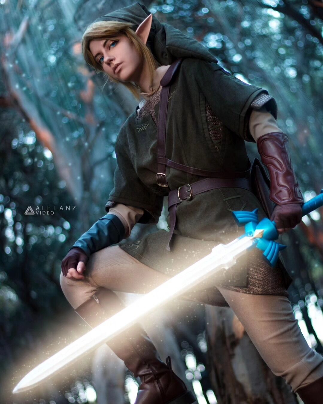 🔹Линк — TLoZ: Twilight Princess🔹 . ЛИСТАЙТЕ➡️➡️➡️ . Фото: @alelanzvideo Костюм и парик: @dokidokicosplay_official . 🗡️БУТАФОРИЯ🗡️ #косплей #косплеер #косплейZel