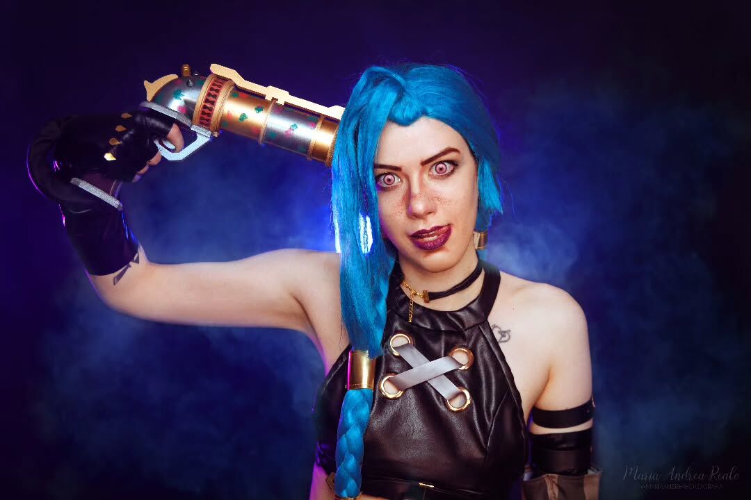 🔹Джинкс — «Аркейн» [League of Legends]🔹 ⚠️ Предупреждение: тема самоповреждения(?) ‼️БУТАФОРСКИЙ ПИСТОЛЕТ 🔫 📸: @mariaandreafotografia #косплей #Джинкс #RiotGame