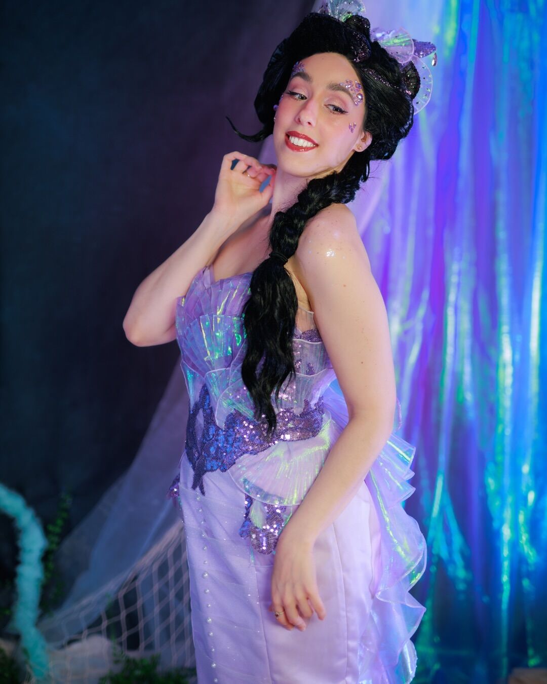 💜 Сегодня знакомим вас с Аланой — хитрющим морским конёчком! 💜 🌊 Тип: Доспех ✨ Титул: Кокетливая и хитрая сестрёнка 🏆 Ранг: Чемпионка по причёсочным сплетням ✂️