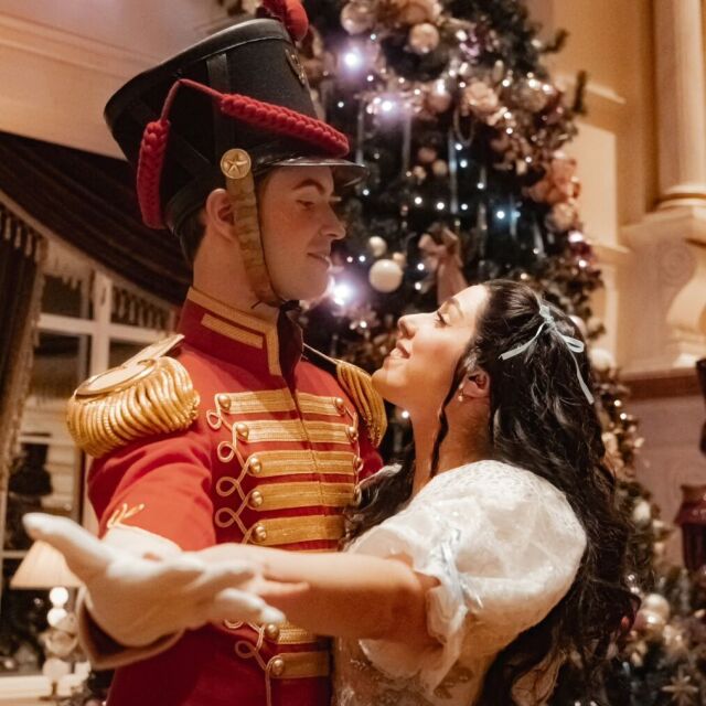 Новая рождественская серия фото с Кларой и Ганцем-Петером 👑🩰✨ Посмотрите, как чувствуется любовь меж