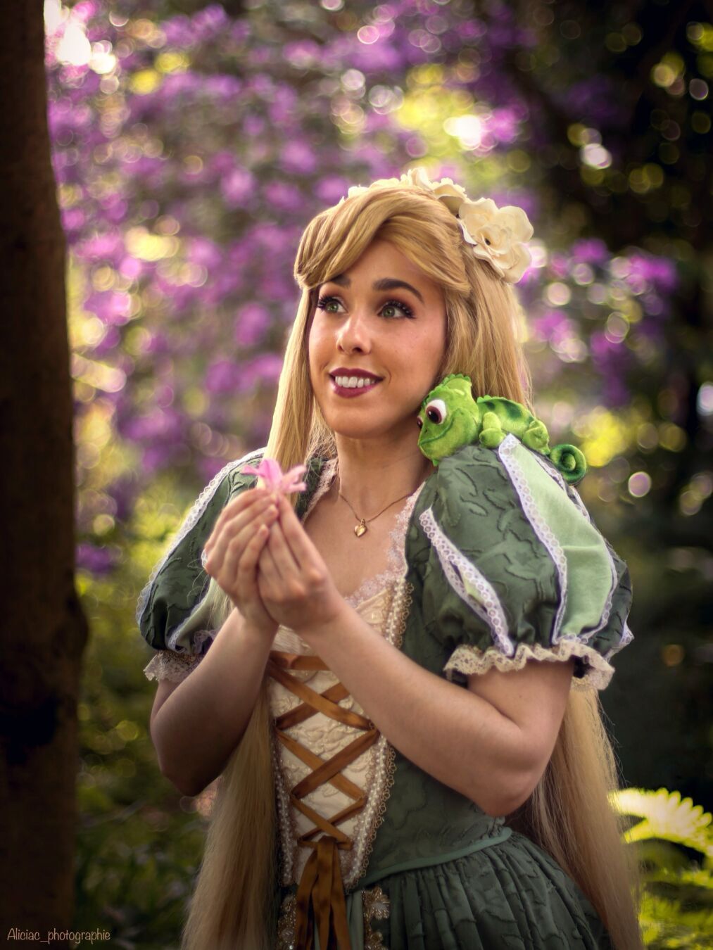« 𝓞𝓱 𝓬𝓸𝓶𝓮 𝓸𝓷 𝓟𝓪𝓼𝓬𝓪𝓵, 𝓲𝓽’𝓼 𝓷𝓸𝓽 𝓼𝓸 𝓫𝓪𝓭 𝓲𝓵 𝓽𝓱𝓮𝓻𝓮! » 🦎☀️ Ещё немного моей зелёной Рапунцель со съёмки в мае ✨ наконец-то начались съёмки полнометражного фильма! Я т