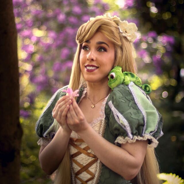 « 𝓞𝓱 𝓬𝓸𝓶𝓮 𝓸𝓷 𝓟𝓪𝓼𝓬𝓪𝓵, 𝓲𝓽’𝓼 𝓷𝓸𝓽 𝓼𝓸 𝓫𝓪𝓭 𝓲𝓵 𝓽𝓱𝓮𝓻𝓮! » 🦎☀️ Ещё немного моей зелёной Рапунцель со съёмки в 
